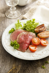 Roast beef with green salad and vegetables