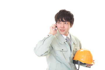 通話中の笑顔の労働者