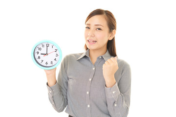 時計を持つ笑顔の女性