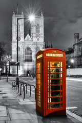 Rote Telefonzelle vor der Westminster Abbey in London