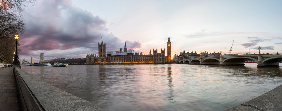 Panorama von der City of Westminster in London bei Sonnenuntergang