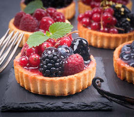 Kleine Kuchen mit Beeren