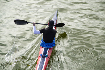 atleta che si prepara ad una gara di kayak in Italia © asferico