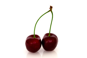 rote Kirschen vor weißem Hintergrund