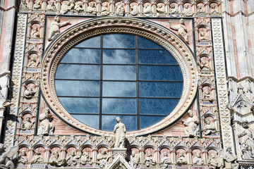 Obraz premium finestra della cattedrale santa Maria in Siena, Italia
