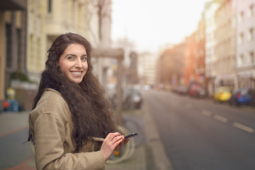 Fototapeta premium Brünette Frau schreibt eine Nachricht auf ihrem Handy