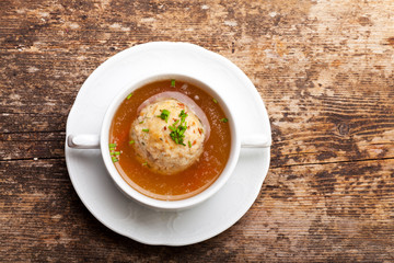 Speckknödel in Brühe