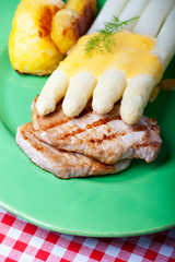 weißer Spargel und Schweinesteak auf einem Teller