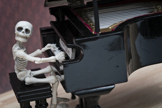 skeleton pianist