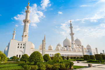 Fototapeta na wymiar Sheikh Zayed White Mosque