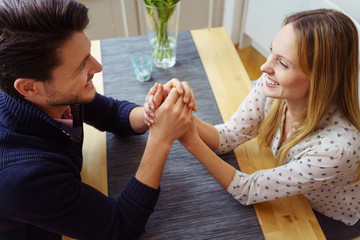 verliebtes junges paar hält sich an den händen