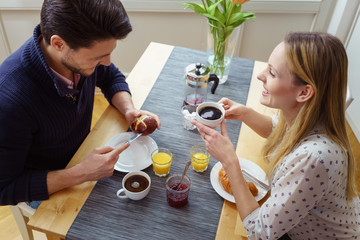 paar sitzt zusammen beim frühstück