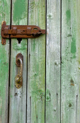 деревянная старая дверь зеленого цвета