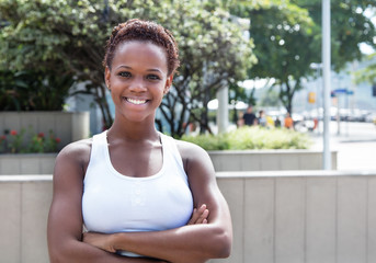 Afrikanische Frau mit kurzen Haaren und verschränkten Armen