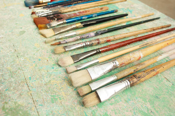 Obraz premium Brushes over wood