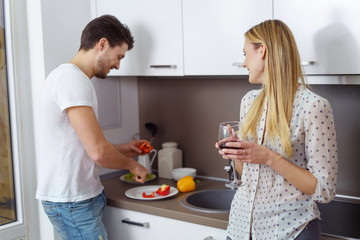 Obraz na płótnie Canvas glückliches paar in der küche