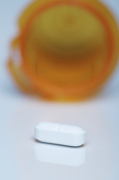 Pill containing 5 mg of hydrocodone and 500 mg of paracetamol (acetaminophen)