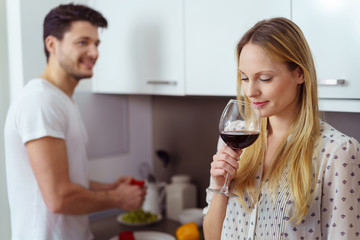 paar bereitet das abendessen zu