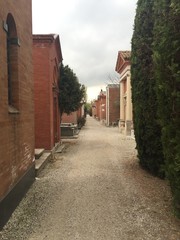 Viale di un cimitero con cappelle funerarie