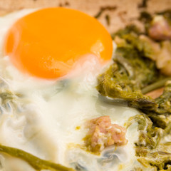 Pasticcio di uova, asparagi e bacon 