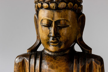 Fototapeta na wymiar buddha statue aus holz
