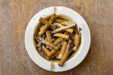 mozziconi di sigaretta in un posacenere