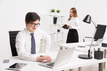 Obraz premium Businessman and businesswoman in office