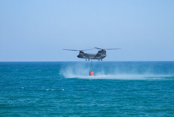 Löschhubschrauber am Meer © gelilewa