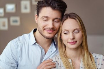 verliebtes paar steht kopf an kopf mit geschlossenen augen