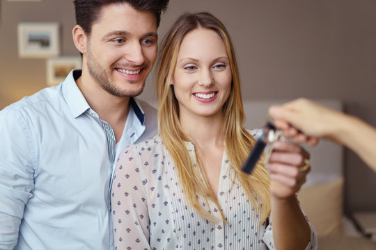 gl&uuml;ckliche neue mieter bekommen die schl&uuml;ssel zur wohnung