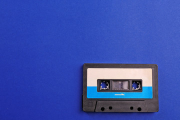 Obraz premium Old audio cassette on blue background