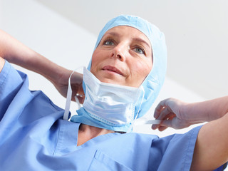 Surgeon putting on surgical mask