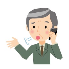 携帯で電話をしているシニア男性