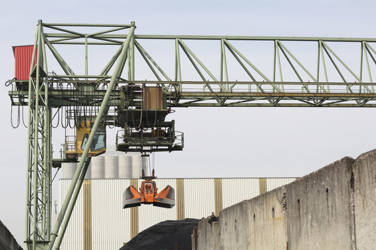 Crane bridge and grab in port