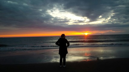 Fototapeta premium ragazza che ammira il tramonto