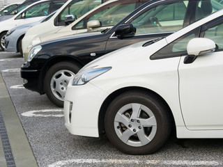 Fototapeta na wymiar 駐車場に並んだ乗用車