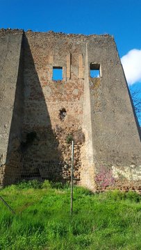 rudere sul prato