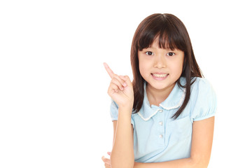 指示する笑顔の女の子