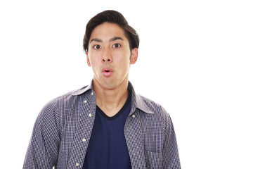 驚く青年