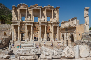 Fototapeta na wymiar EPHESUS, TURKEY - AUGUST 26: Crowded ruins of the ancient city o