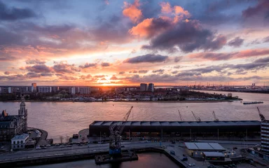 Fotobehang Foto genomen vanuit het MAS (Museum van de Stroom) in Antwerpen. Vanaf het dakterras heb je een fantastisch uitzicht over de rivier en de haven. Ik nam dit uitzicht als onderwerp voor mijn foto tijdens zonsondergang. © alexandermol