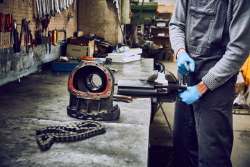 operaio specializzato al lavoro