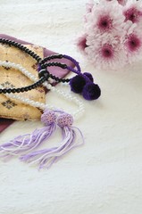 数珠と数珠袋と菊の花　和紙背景
