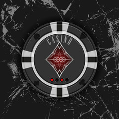 Черная фишка с мастью на разбитом стекле в старинном стиле.