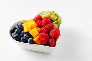 Verschiedene Früchte in herzförmiger Schale
