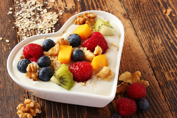 Veganes Früchtemüsli in herzförmiger Schale
