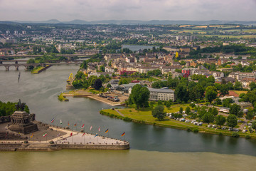 Fototapeta na wymiar Mosel fließt am Deutschen Eck in Koblenz in den Rhein