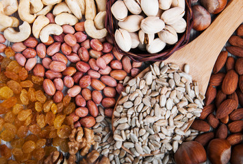 mix of nuts and raisins