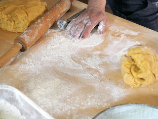 mani che impastano dolci