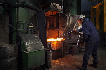 Flight bar (mining component) having been forged in big hammer, is levered off the counterblow hammer, in order to move to clipping press